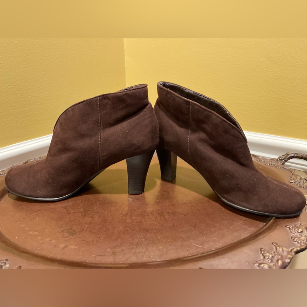 Cute Women’s Aerosole booties